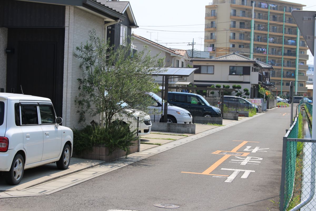 南側4.0m幅員の市道です。